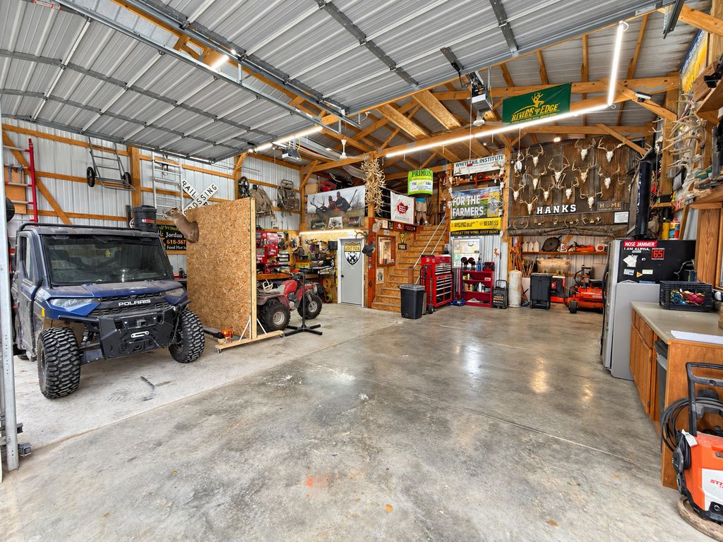 Image 4 of property listing at 8015 Brubaker Road, Iuka, IL 62849