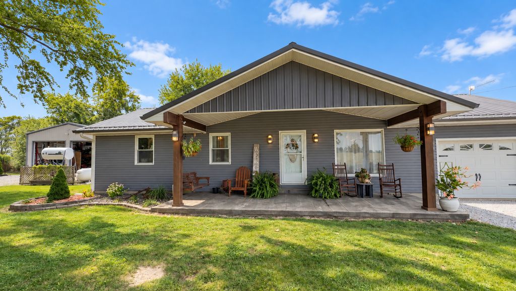 Image 5 of property listing at 8015 Brubaker Road, Iuka, IL 62849