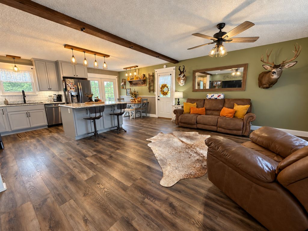Image 7 of property listing at 8015 Brubaker Road, Iuka, IL 62849