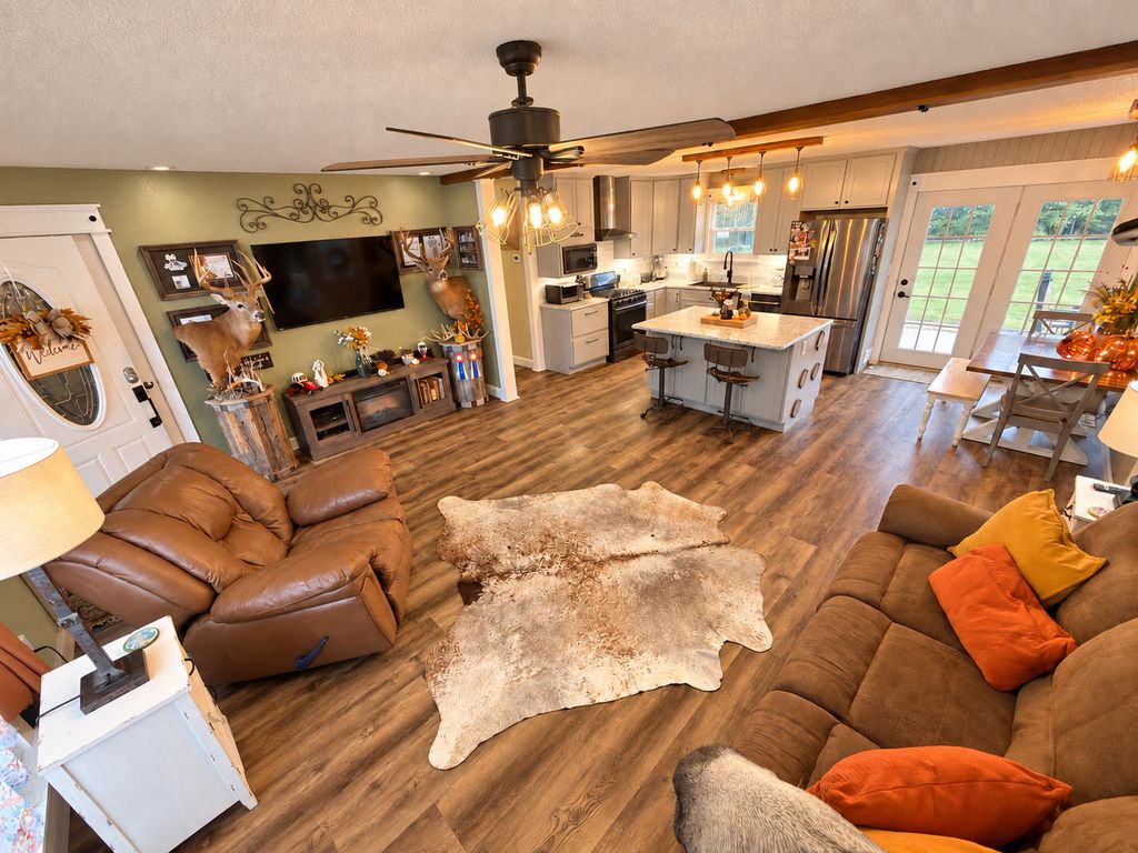 Image 8 of property listing at 8015 Brubaker Road, Iuka, IL 62849