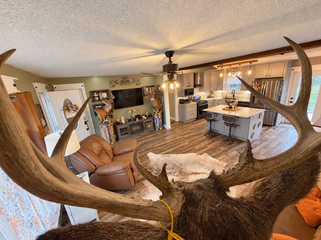 Image 10 of property listing at 8015 Brubaker Road, Iuka, IL 62849