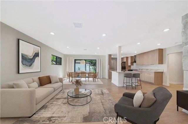 19434 Calvert, Tarzana (los Angeles), CA 91335