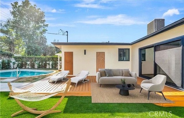 19434 Calvert, Tarzana (los Angeles), CA 91335