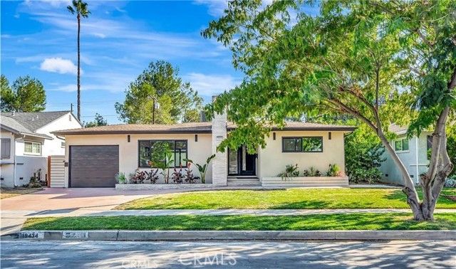 19434 Calvert, Tarzana (los Angeles), CA 91335