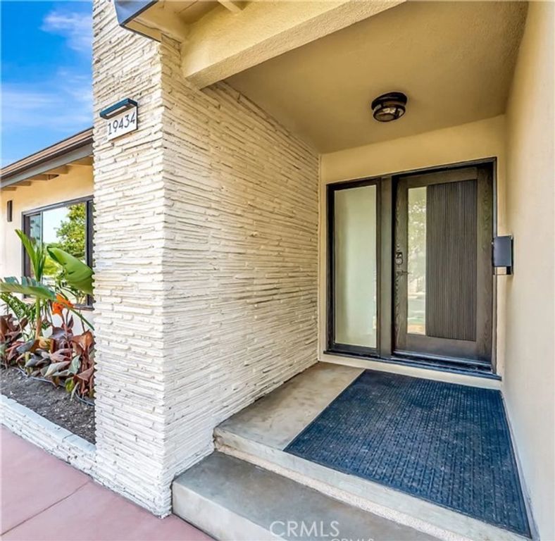 19434 Calvert, Tarzana (los Angeles), CA 91335