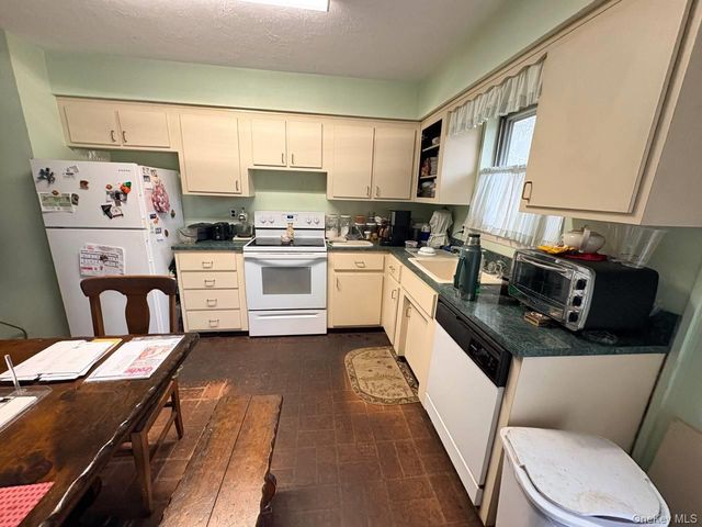 66 40th Street, Islip, NY 11751