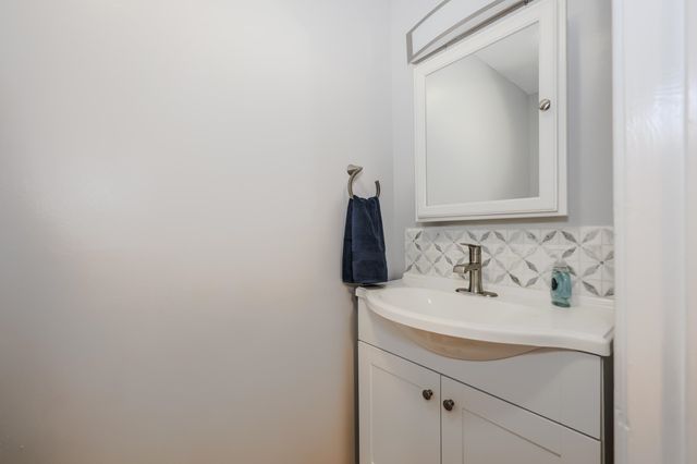 105 Elmwood Drive, Hudson, NH 03051