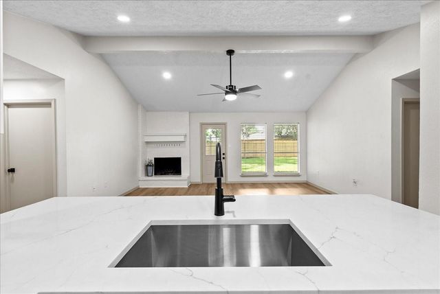 411 Topsail Way, Crosby, TX 77532