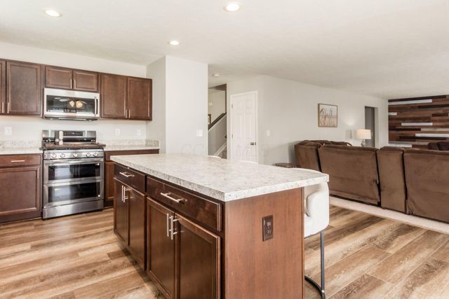 198 Rosewood Loop SW, Commercial Point, OH 43116