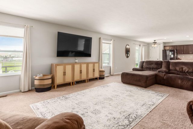 198 Rosewood Loop SW, Commercial Point, OH 43116