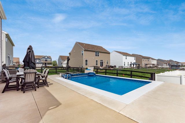 198 Rosewood Loop SW, Commercial Point, OH 43116