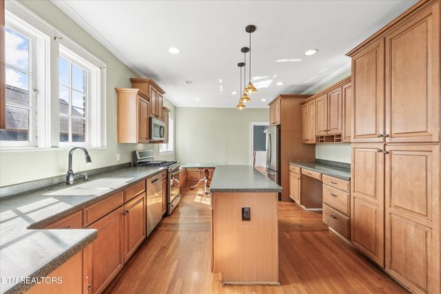 1011 Thompson Place, Knoxville, TN 37917