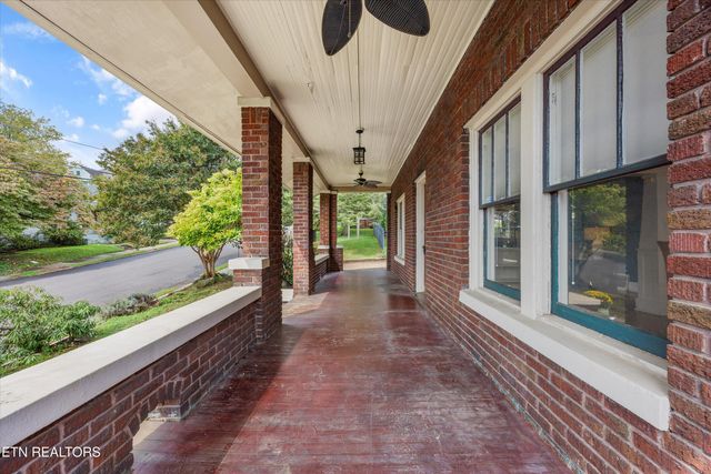 1011 Thompson Place, Knoxville, TN 37917