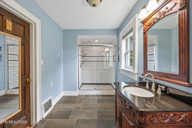 1011 Thompson Place, Knoxville, TN 37917