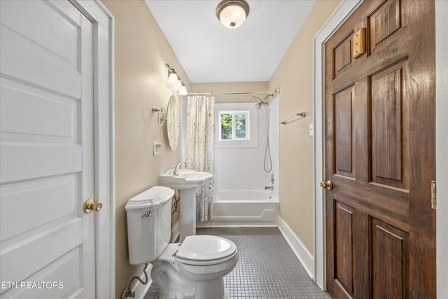 1011 Thompson Place, Knoxville, TN 37917