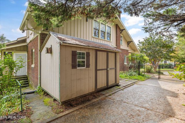 1011 Thompson Place, Knoxville, TN 37917