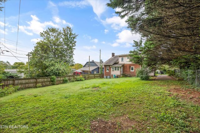 1011 Thompson Place, Knoxville, TN 37917