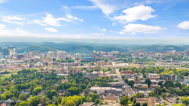 1011 Thompson Place, Knoxville, TN 37917