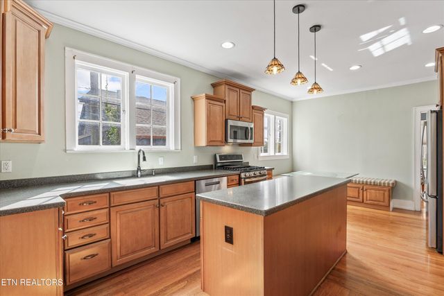 1011 Thompson Place, Knoxville, TN 37917