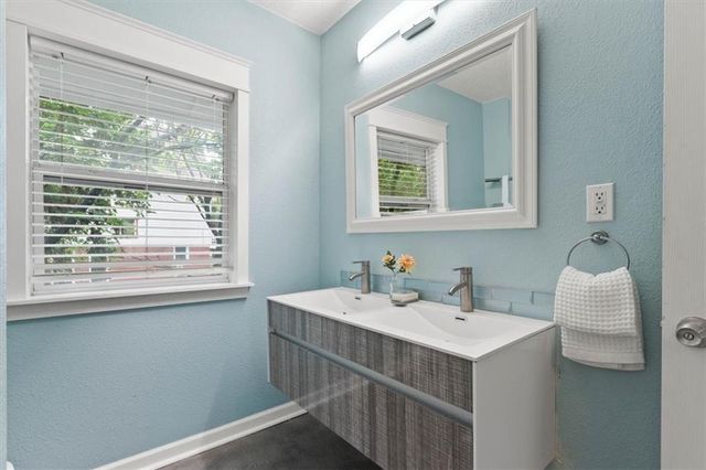 2827 CAMPBELL Street, Kansas City, MO 64109