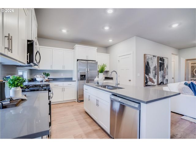 8875 Sw MOHEGAN Ln, Tualatin, OR 97062