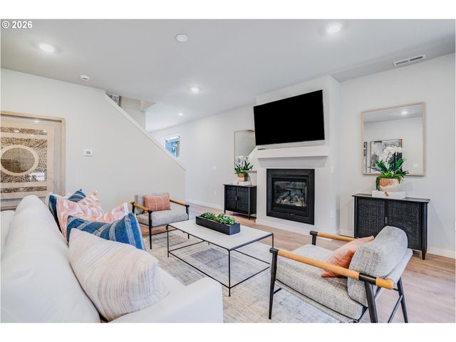 8875 Sw MOHEGAN Ln, Tualatin, OR 97062
