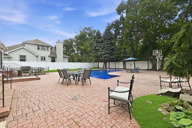 7 Laurel Lane, Old Westbury, NY 11568