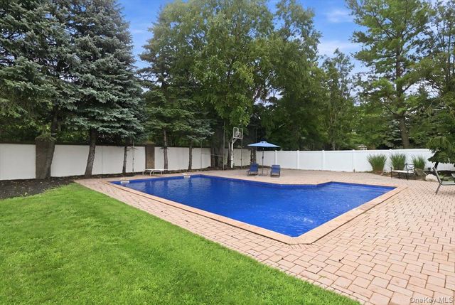 7 Laurel Lane, Old Westbury, NY 11568