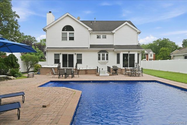 7 Laurel Lane, Old Westbury, NY 11568