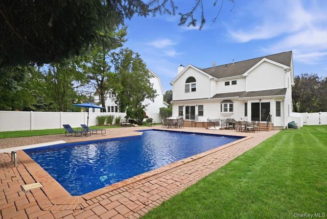 7 Laurel Lane, Old Westbury, NY 11568