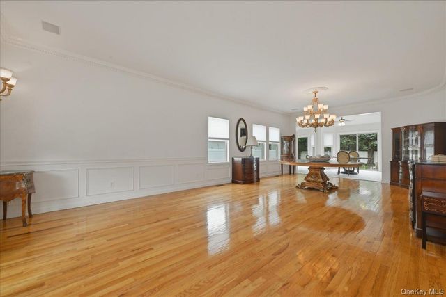 7 Laurel Lane, Old Westbury, NY 11568