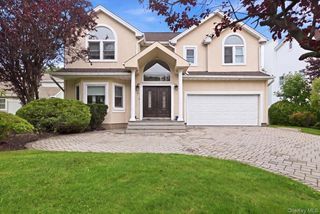 7 Laurel Lane, Old Westbury, NY 11568