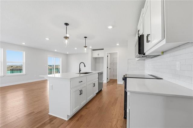 1401 S 4th Street E, Louisburg, KS 66053