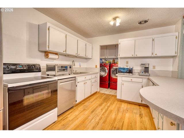 9736 N Clarendon Ave, Portland, OR 97203