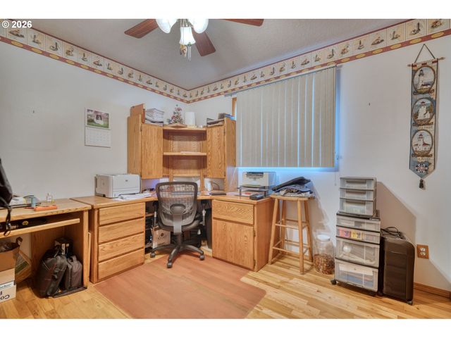 9736 N Clarendon Ave, Portland, OR 97203