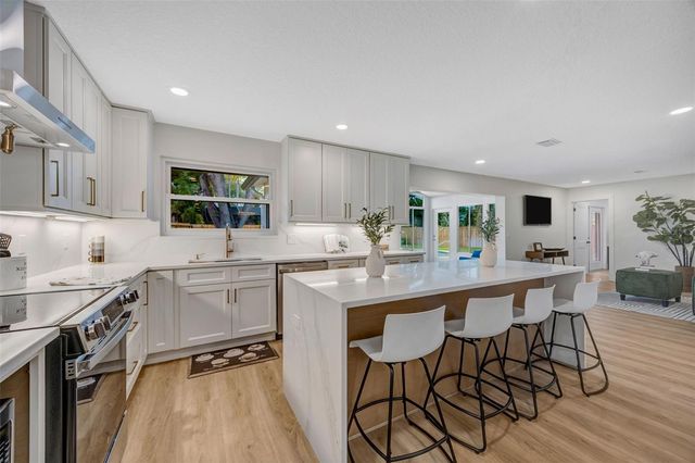 13313 GOLF CREST CIRCLE, Tampa, FL 33618