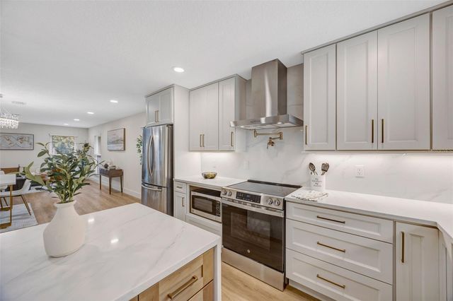 13313 GOLF CREST CIRCLE, Tampa, FL 33618