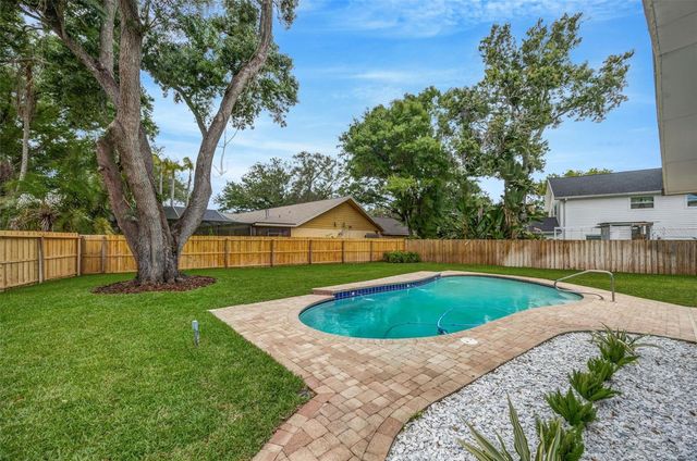 13313 GOLF CREST CIRCLE, Tampa, FL 33618