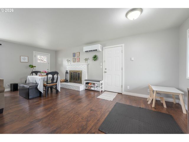 2463 MOORE St, Eugene, OR 97404