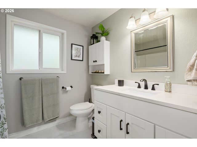 2463 MOORE St, Eugene, OR 97404