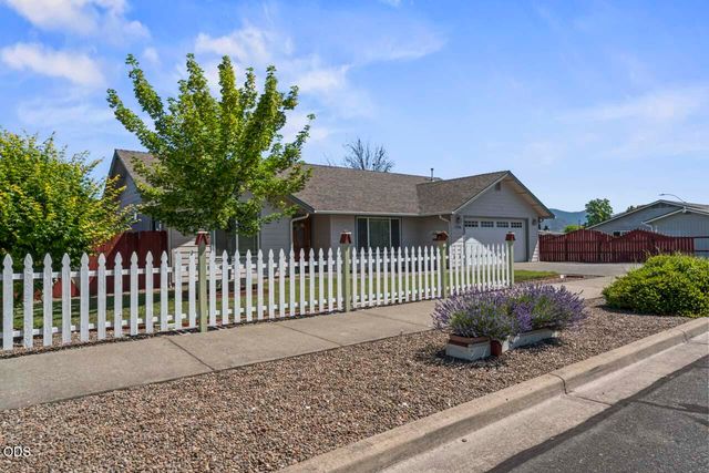 2550 SW Elmer Nelson Lane, Grants Pass, OR 97527
