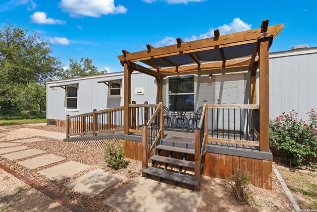 3089 RAKOWITZ RD, Adkins, TX 78101