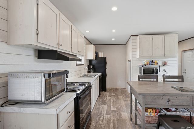 3089 RAKOWITZ RD, Adkins, TX 78101