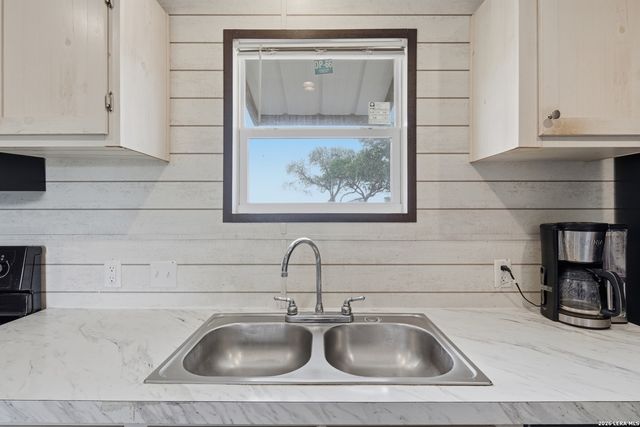 3089 RAKOWITZ RD, Adkins, TX 78101