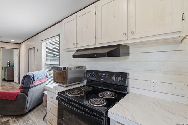 3089 RAKOWITZ RD, Adkins, TX 78101