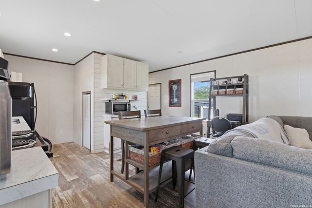 3089 RAKOWITZ RD, Adkins, TX 78101