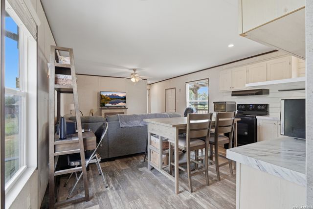 3089 RAKOWITZ RD, Adkins, TX 78101
