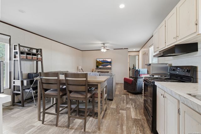 3089 RAKOWITZ RD, Adkins, TX 78101