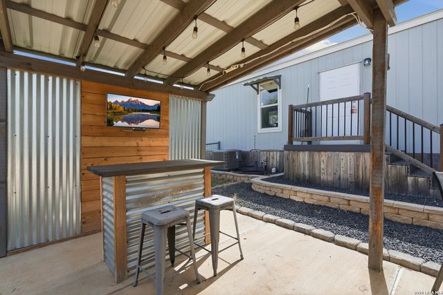 3089 RAKOWITZ RD, Adkins, TX 78101