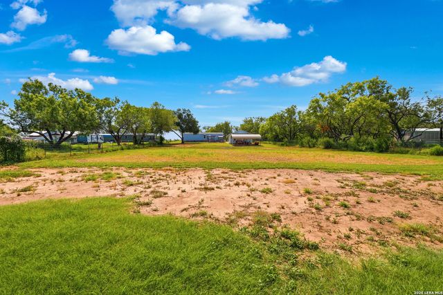 3089 RAKOWITZ RD, Adkins, TX 78101